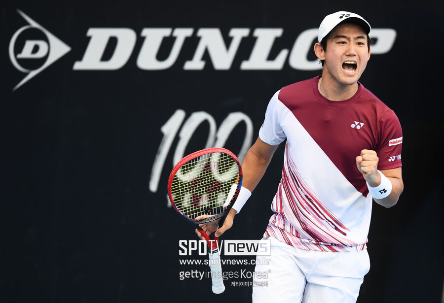 ▲ 2022 ATP 투어 애들레이드 인터내셔널 단식 8강전에서 득점을 올린 뒤 주먹을 불끈 쥐는 니시오카 요시히토