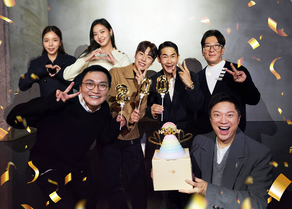▲ '영웅' 200만 관객 돌파를 자축하는 배우들과 윤제균 감독(뒷줄 오른쪽). 제공|CJ ENM