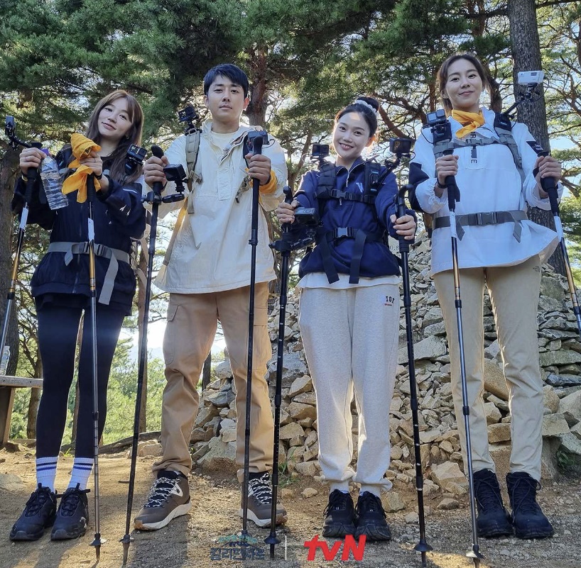 ▲ tvN '인생에 한 번쯤, 킬리만자로'에 출연한 윤은혜 손호준 오마이걸 효정 유이(왼쪽부터). 출처| '인생에 한 번쯤, 킬리만자로' 공식 홈페이지