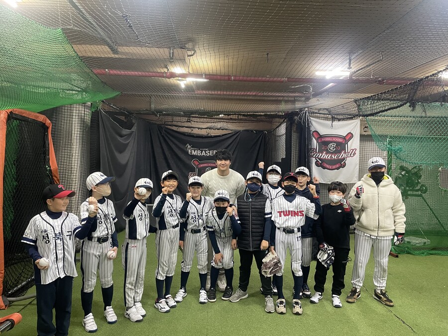 ▲ LG 문보경이 야구를 시작했던 팀 동대문리틀야구단에서 일일코치로 재능기부를 했다.