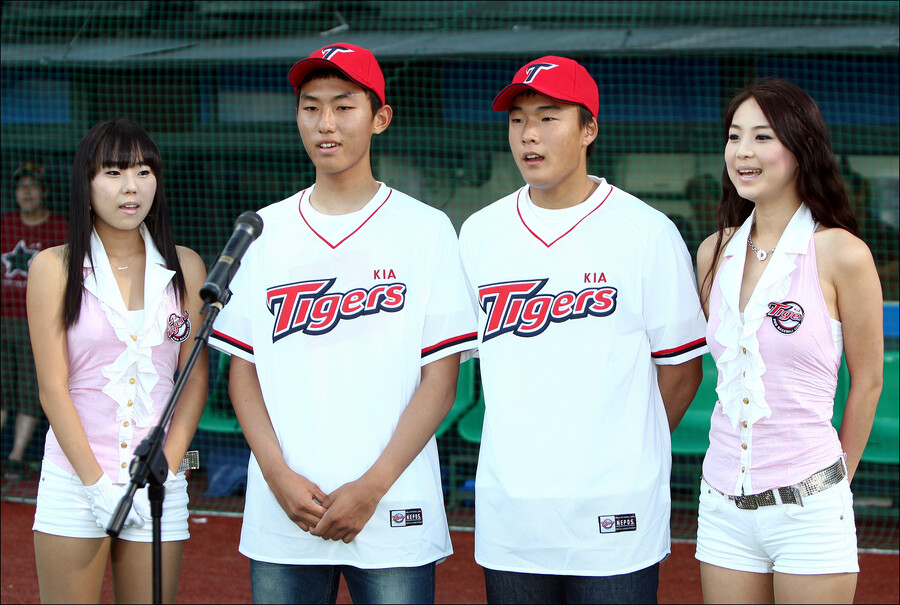 ▲ 2011년 KIA 타이거즈 입단 동기 홍건희(왼쪽)와 한승혁 ⓒ KIA 타이거즈