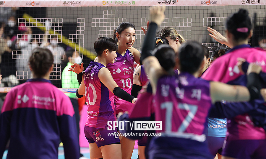 ▲ 흥국생명 김연경이 승리 후 선수들과 기뻐하고 있다. ⓒ곽혜미 기자