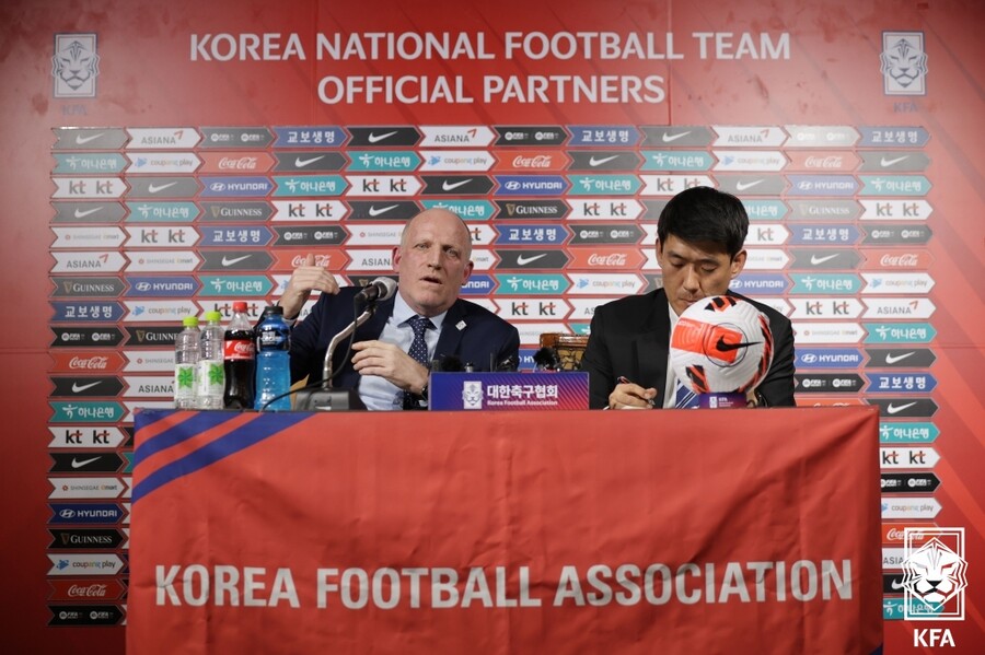 ▲ 11일 서울 신문로 축구회관에서 열린 전력강화위원장 기자회견에 참석한 마이클 뮐러 위원장(왼쪽). ⓒ대한축구협회