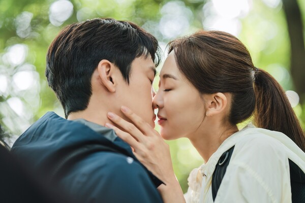▲ 11일 방송되는 '사랑의 이해'에서 유연석(왼쪽)과 금새록은 아슬아슬한 비밀연애를 이어간다. 제공|SLL