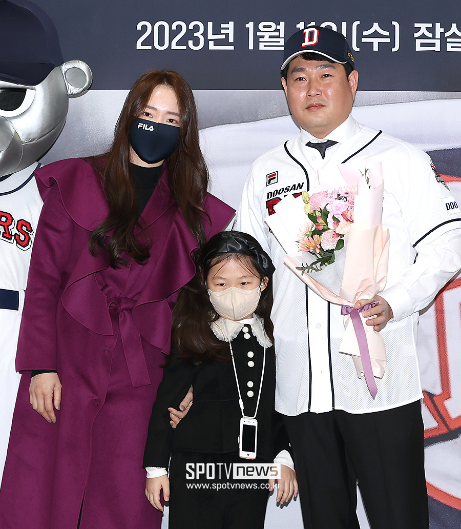 ▲ 왼쪽부터 양의지의 아내 오현주 씨, 딸 소율, 양의지 ⓒ 곽혜미 기자