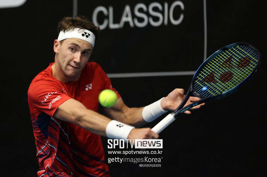 ▲ 2023 ATP 투어 ASB 클래식 16강전에서 경기를 펼치는 카스페르 루드