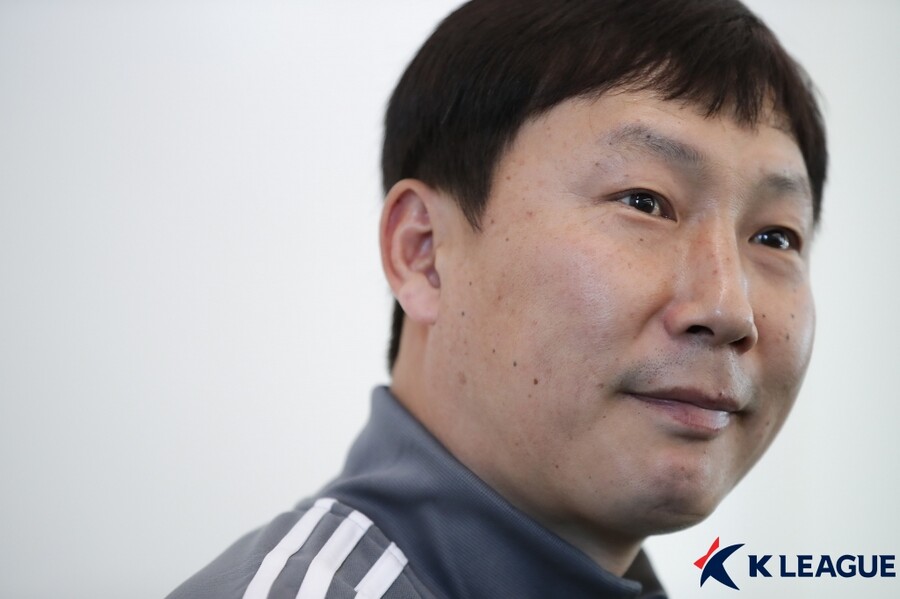 ▲ 전지훈련 미디어데이 기자회견에 나선 전북 현대 조규성(사진 위 왼쪽)과 김상식 감독(사진 아래) ⓒ한국프로축구연맹