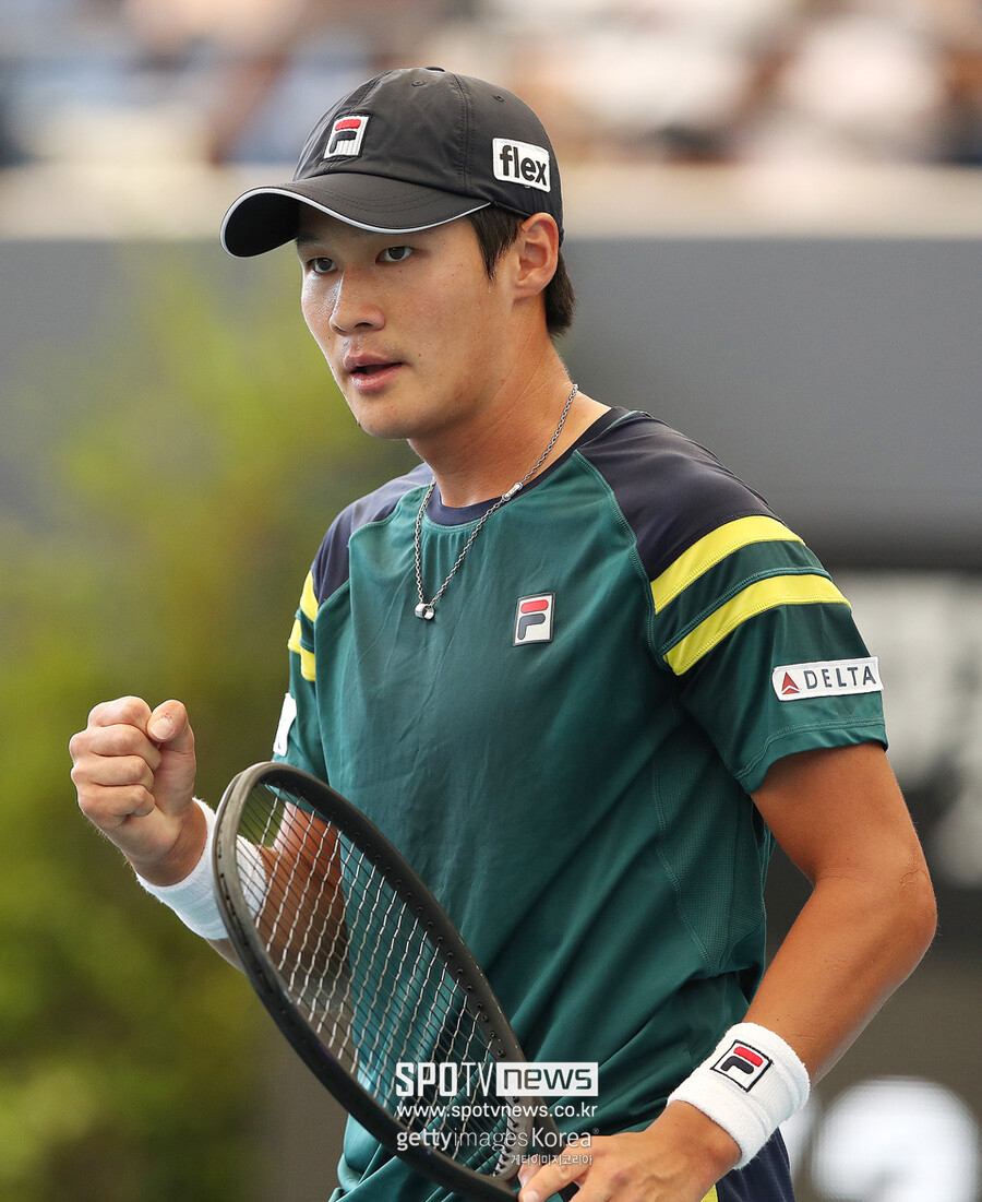 ▲ 권순우가 2023 ATP 투어 애들레이드 인터내셔널 2차 대회 단식 준결승전에서 득점을 올린 뒤 주먹을 불끈 쥐고 있다.