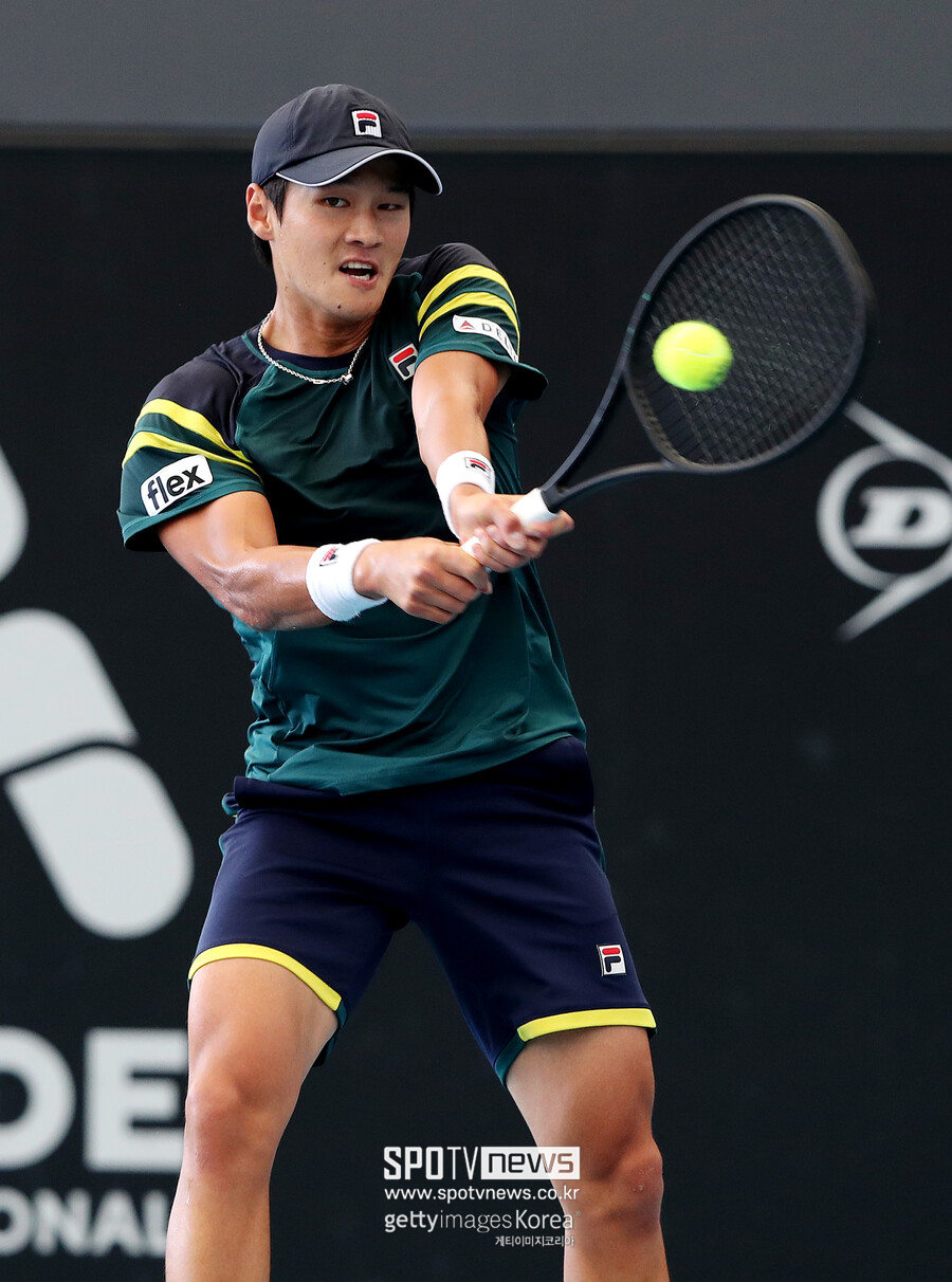 ▲ 권순우가 2023 ATP 투어 애들레이드 인터내셔널 2차 대회 단식 준결승전에서 경기를 펼치고 있다.