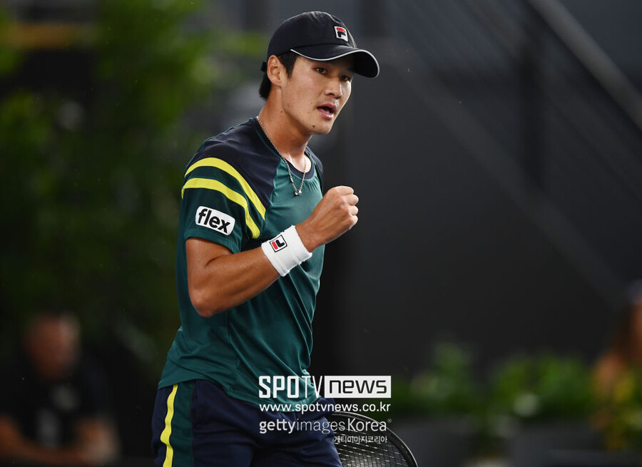 ▲ 2023 ATP 투어 애들레이드 인터내셔널 2차 대회 단식 결승전에서 권순우가 득점을 올린 뒤 주먹을 불끈 쥐고 있다.