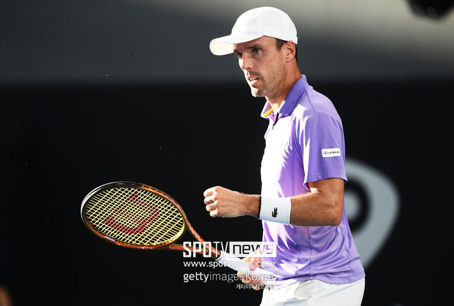 ▲ 2023 ATP 투어 애들레이드 인ㅌ내셔널 2차 대회 결승전에서 경기를 펼치는 로베르토 바티스타 아굿