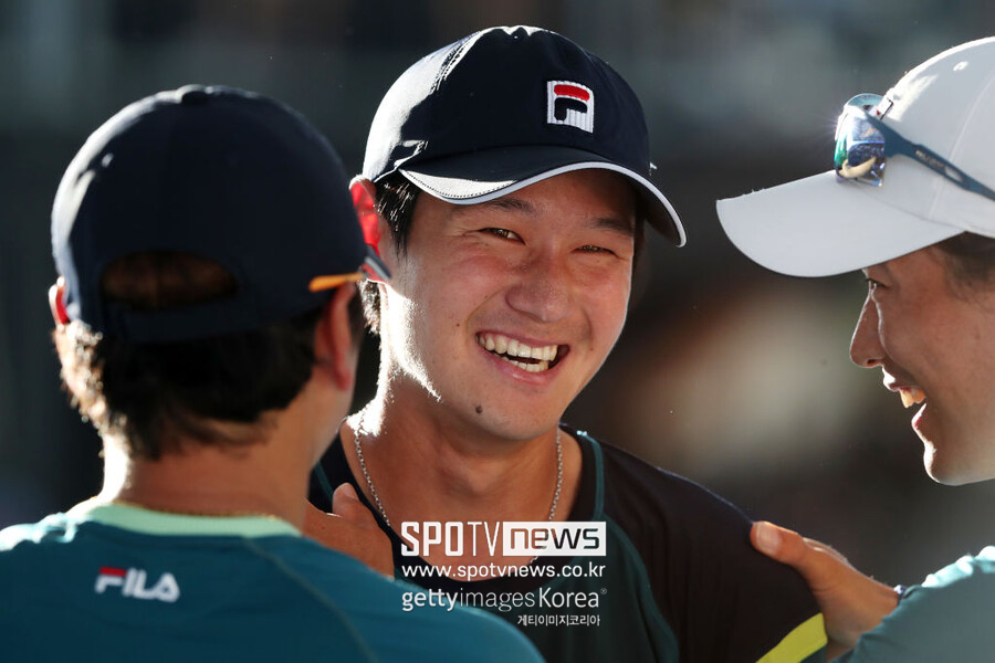 ▲ 2023 ATP 투어 애들레이드 인터내셔널 2차 대회 단식 결승 진출을 확정한 뒤 코칭스태프와 기빠하는 권순우
