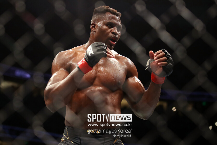 [오피셜] 은가누 UFC와 결별…"존스와 대결 거부했다"