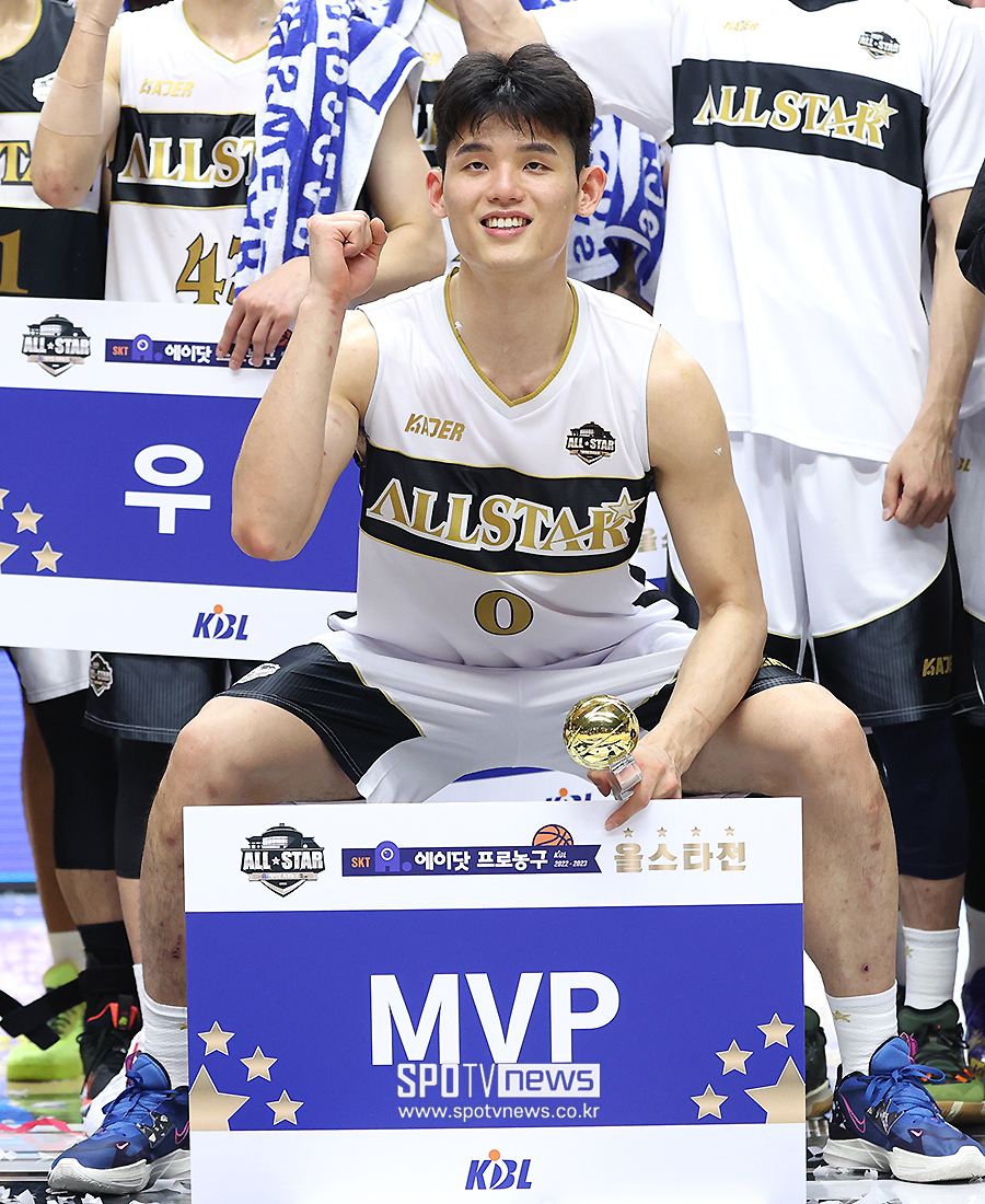 ▲ 하윤기가 MVP 선정된 후 기뻐하고 있다 ⓒ 곽혜미 기자