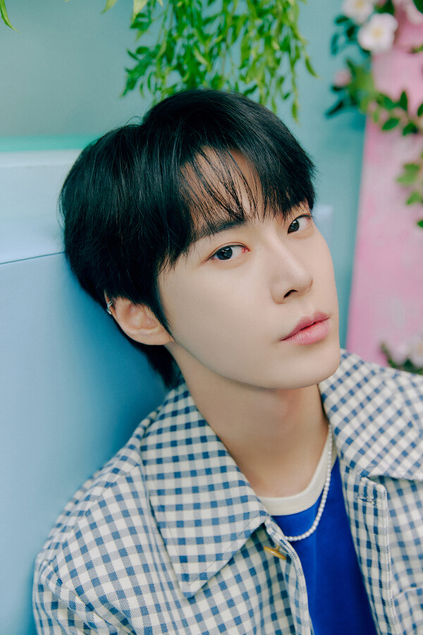 ▲ 일본 드라마 '별이 내리는 밤에' 삽입곡 '크라이'를 부르는 NCT 도영. 제공|SM엔터테인먼트