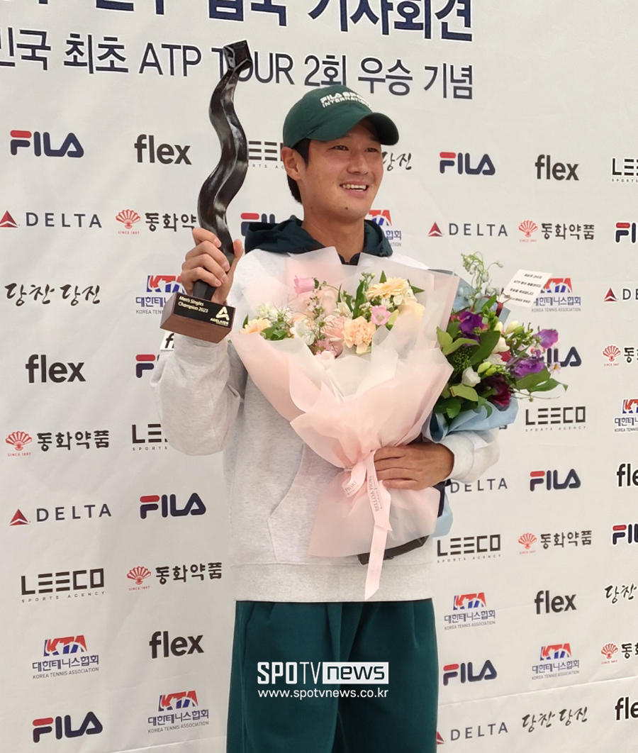 한국 테니스 사상 처음으로 ATP 투어에서 2회 우승을 달성한 권순우가 18일 인천국제공항에 귀국했다. ⓒ인천국제공항, 조영준 기자