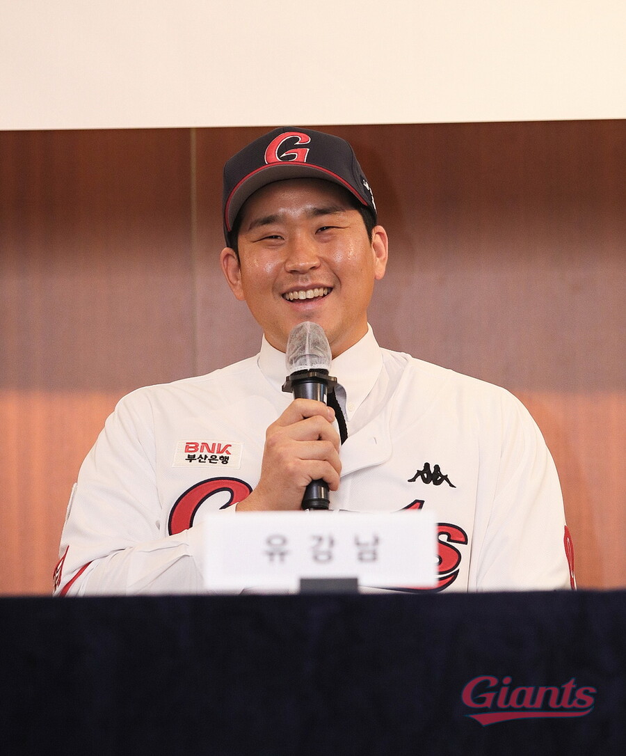 ▲유강남이 롯데 자이언츠 입단식에서 소감을 말하고 있다. ⓒ롯데 자이언츠