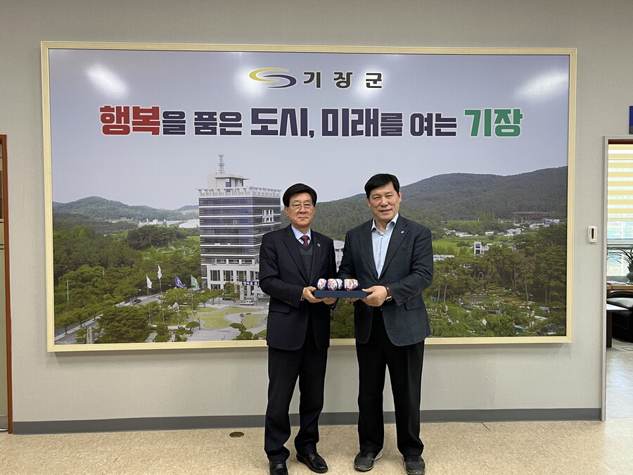 정종복 기장군수(왼쪽), 허구연 KBO 총재 ⓒKBO
