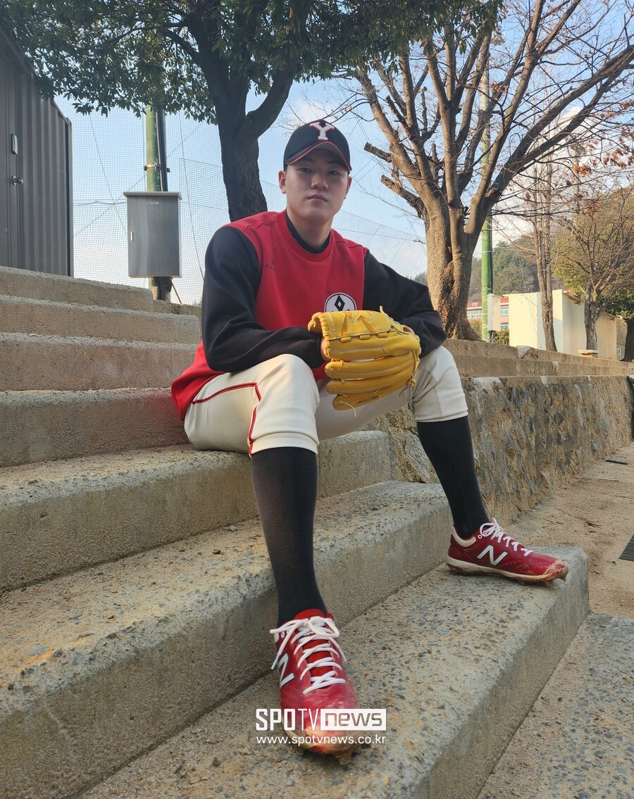 ▲ 마산용마고 장현석이 운동장 계단에 앉아 올 시즌 각오를 밝히고 있다. ⓒ창원, 이재국 전문위원