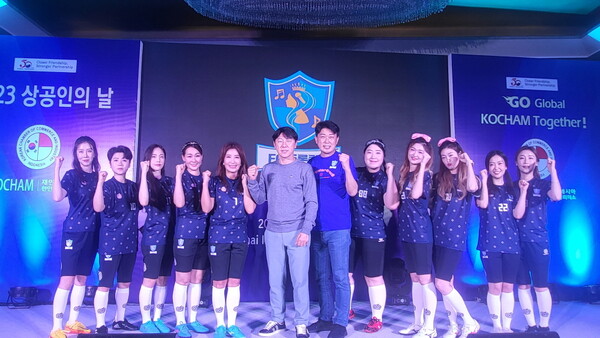 FC트롯퀸즈, 인도네이사 전지훈련…신태용 감독과 구슬땀 흘렸다