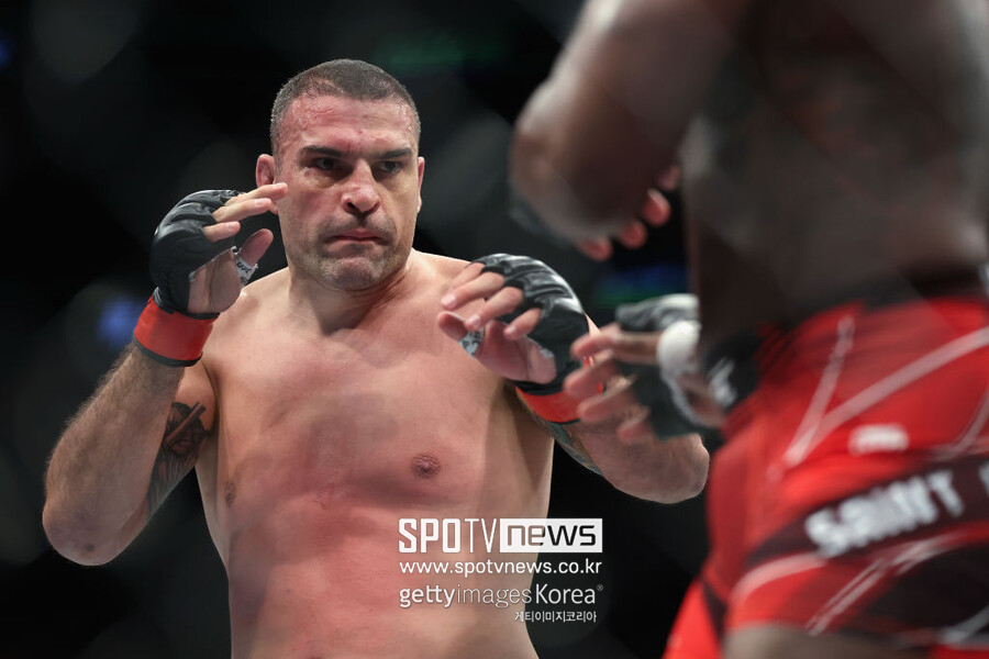 마우리시오 쇼군 UFC 은퇴전 TKO패…미련 없이 떠났다