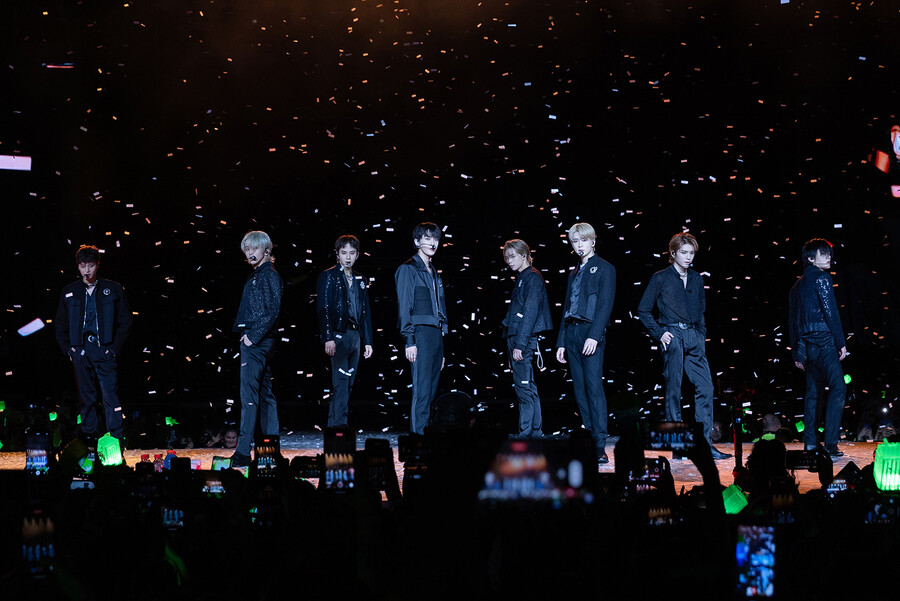 NCT127, 첫 칠레 콘서트에 남미가 '들썩'…지하철 연장 운행까지