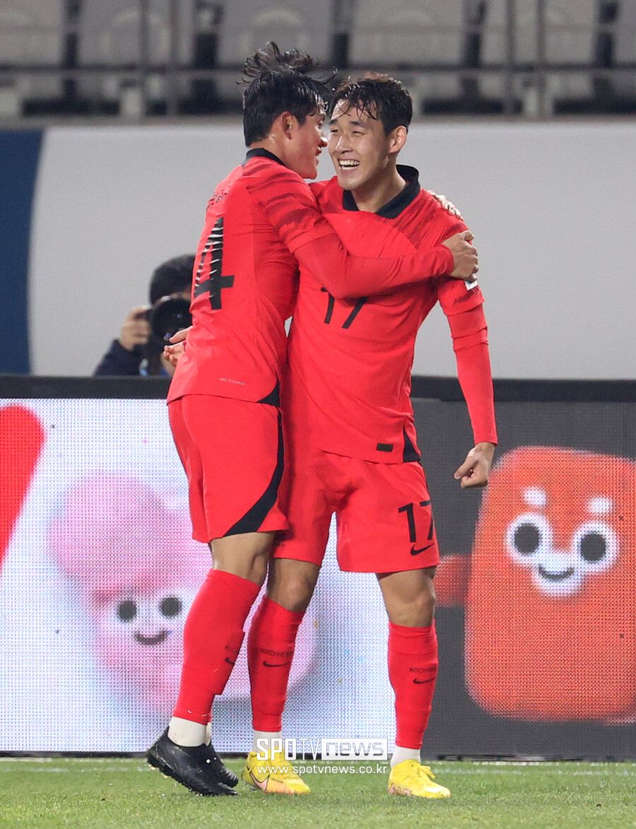 ▲ 송민규(오른쪽)는 카타르 월드컵 직전 최종 평가전인 아이슬란드전에 출전해 골맛을 보며 26명 안에 들어갔다. ⓒ곽혜미 기자