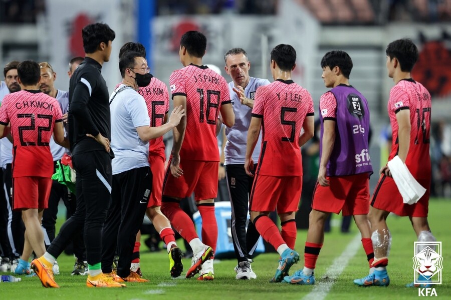 ▲ 파울루 벤투 감독과 박지수 ⓒ대한축구협회