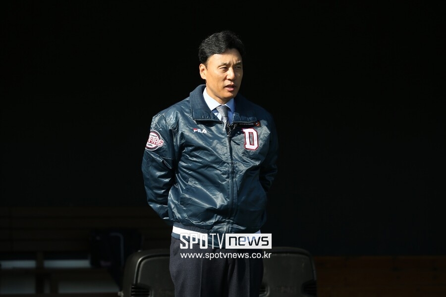 ▲ 두산 베어스 점퍼를 입은 이승엽 감독이 취임 후 잠실구장 그라운드를 응시하고 있다. ⓒ두산 베어스