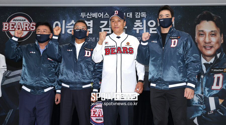 ▲ 두산 베어스 이승엽 감독이 지난해 10월 18일 감독 취임식에서 김태룡 단장(왼쪽), 전풍 사장(왼쪽에서 2번째), 김재환(오른쪽)과 함께 파이팅을 외치고 있다. ⓒ잠실, 곽혜미 기자