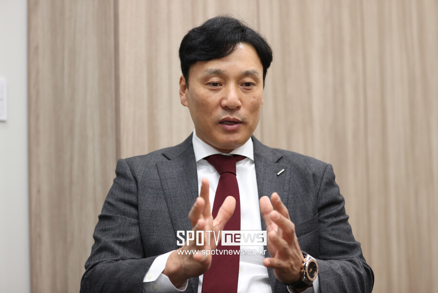 ▲  두산 베어스 이승엽 감독이 감독실에서 인터뷰 도중 호주 스프링캠프 구상을 이야기하고 있다. ⓒ곽혜미 기자