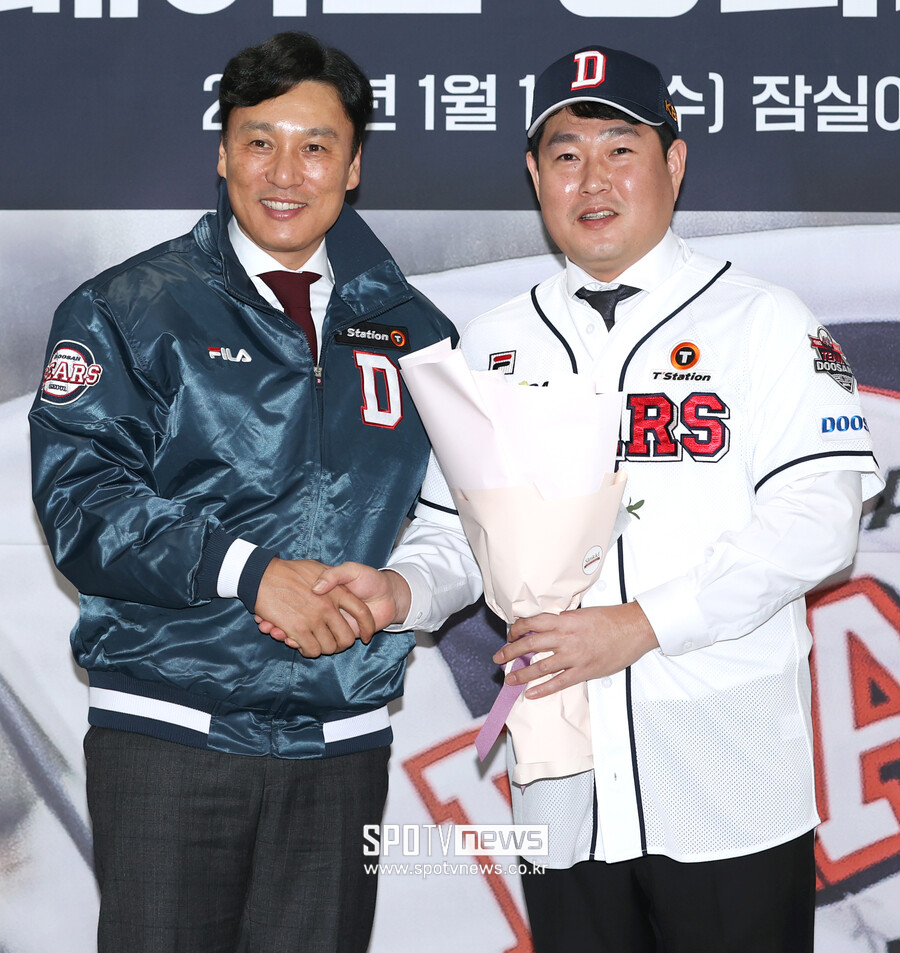 ▲ KBO리그 최고 포수로 꼽히는 양의지가 다시 두산 베어스로 돌아왔다. 이승엽 감독이 양의지 입단식에서 악수를 나누고 있다. ⓒ곽혜미 기자