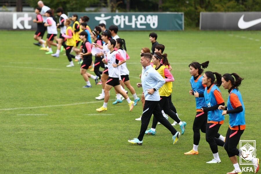 ▲ 콜린 벨 여자 축구대표팀 감독은 7월 호주-뉴질랜드 여자 월드컵에서 16강 이상을 노린다. ⓒ대한축구협회