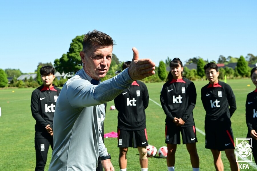 ▲ 콜린 벨 여자 축구대표팀 감독은 7월 호주-뉴질랜드 여자 월드컵에서 16강 이상을 노린다. ⓒ대한축구협회