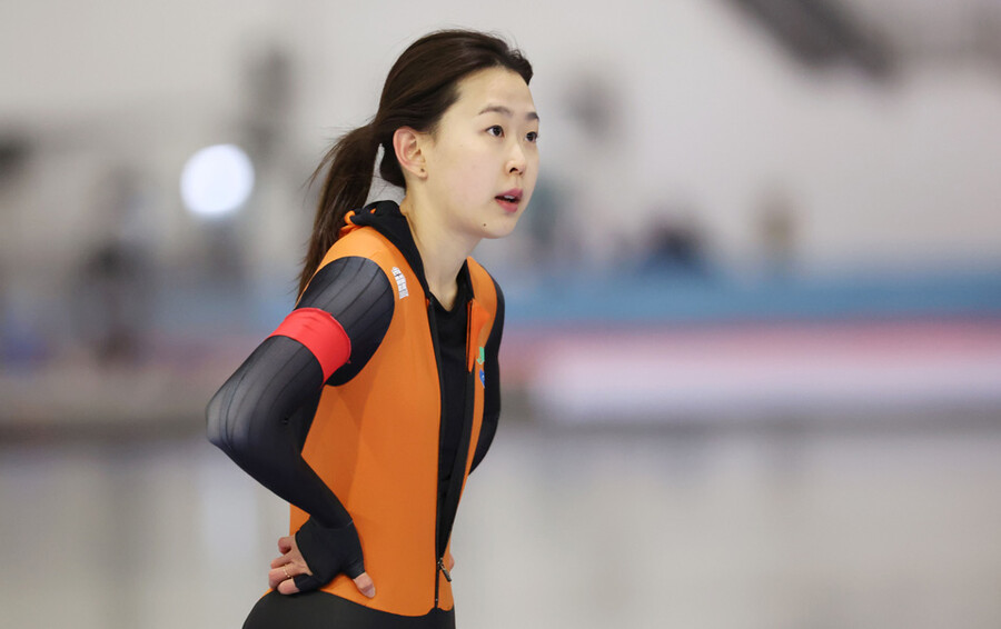 ▲ 제104회 전국동계체육대회 스피드스케이팅 여자 500m 경기를 마친 뒤 기록을 확인하는 김민선 ⓒ연합뉴스