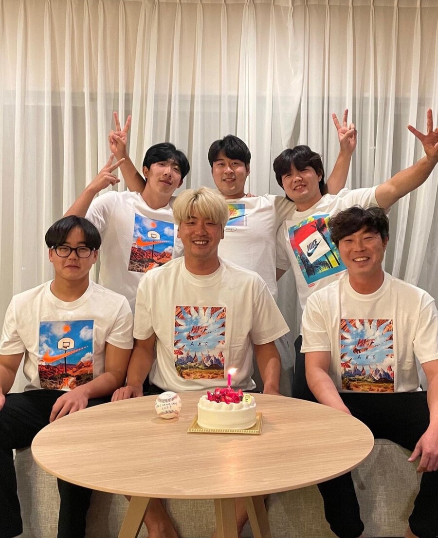 ▲ 김광현(아래 가운데)과 함께 한 SSG 선수들. ⓒ오원석 SNS
