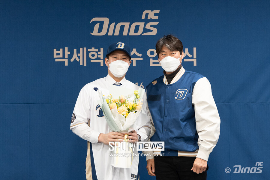 ▲ NC 다이노스가 FA 포수 박세혁을 영입해 입단식을 했다. 강인권 감독이 직접 마중을 나가 환영했다. ⓒNC 다이노스