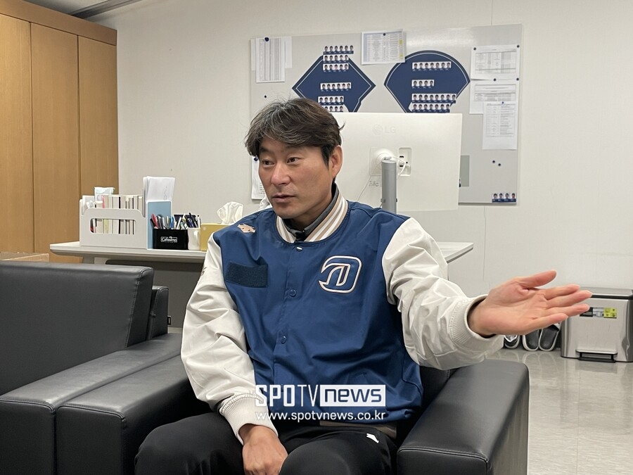 ▲ NC 다이노스 강인권 감독이 인터뷰를 통해 팀 전력을 설명하고 있다. ⓒNC 다이노스