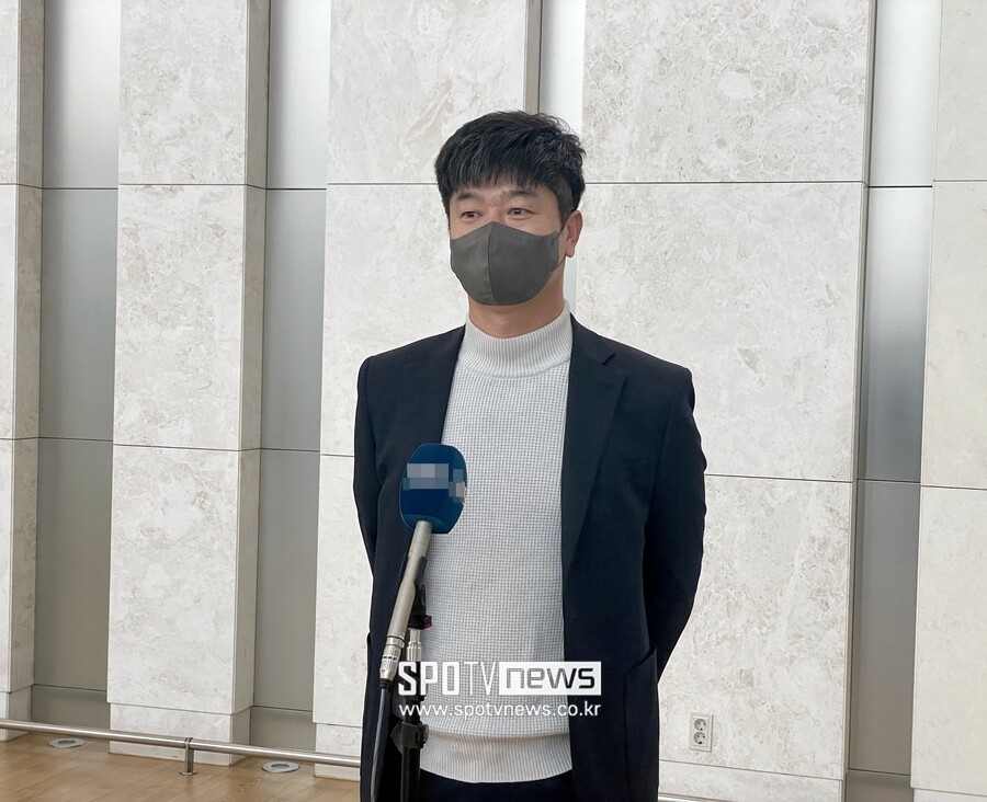 ▲KIA 타이거즈 김종국 감독이 스프링캠프 출국에 앞서 인터뷰하고 있다. ⓒ인천공항, 최민우 기자