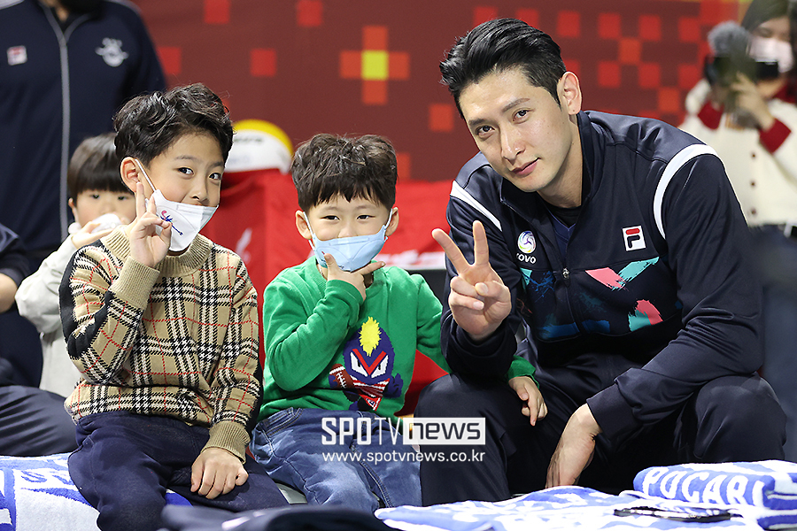 '배구계 꽃미남' 문성민이 세 명?…귀여운 자녀들과 함께한 별들의 축제