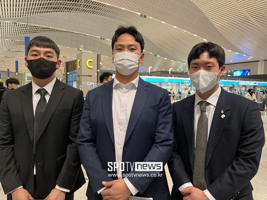 ▲ 키움 히어로즈 1라운드 신인 김건희(가운데). ⓒ고유라 기자