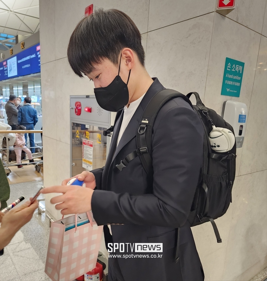 ▲ KIA 윤영철이 팬서비스를 하고 있다. ⓒ인천국제공항, 박정현 기자