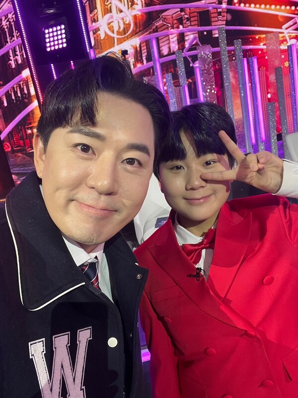 ▲ 김민건(오른쪽)이 '화요일은 밤이 좋아' 진행자 붐과 다정하게 포즈를 취하고 있다. 제공|KDH엔터테인먼트