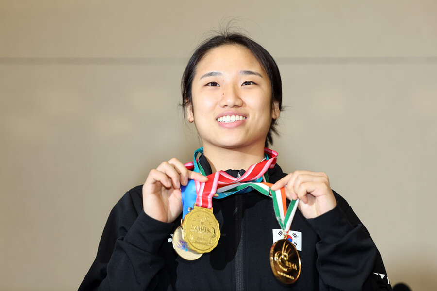 ▲ 1월 열린 BWF 월드투어 3개 대회에서 금메달 2개, 은메달 1개를 따낸 안세영이 메달을 보여주고 있다. ⓒ연합뉴스