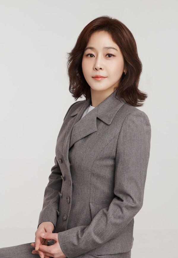 ▲ '신호등 사랑'으로 본격 가수활동에 나서는 윤지영. 제공|루체엔터테인먼트