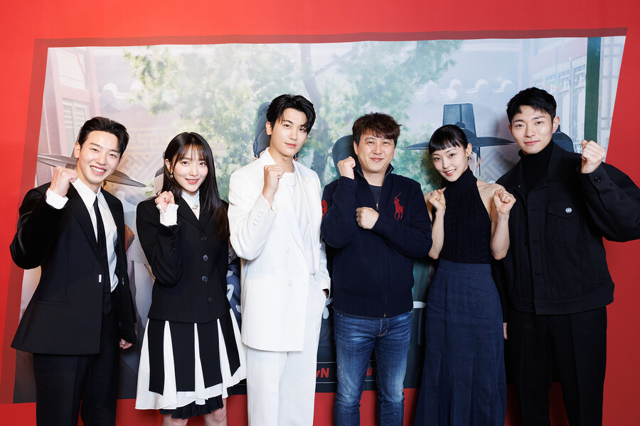 ▲ tvN 새 월화드라마 '청춘월담' 출연진, 이종재 PD. 제공| tvN