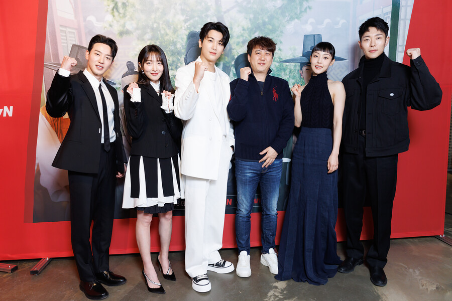 ▲tvN 새 월화드라마 '청춘월담' 배우 윤종석, 전소니, 박형식, 이종재 PD, 표예진, 이태선. 제공| tvN