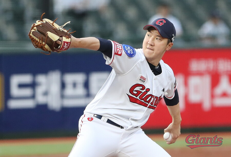 답답한 강리호 측, "연봉 삭감도 감수, 롯데와 보류권 문제 진통"