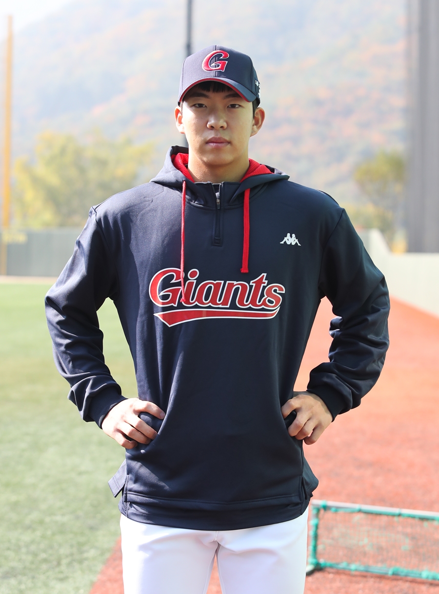 ▲ 롯데 자이언츠 신인 김민석은 휘문고 선배 이정후의 발자취를 따라갈 수 있을까.