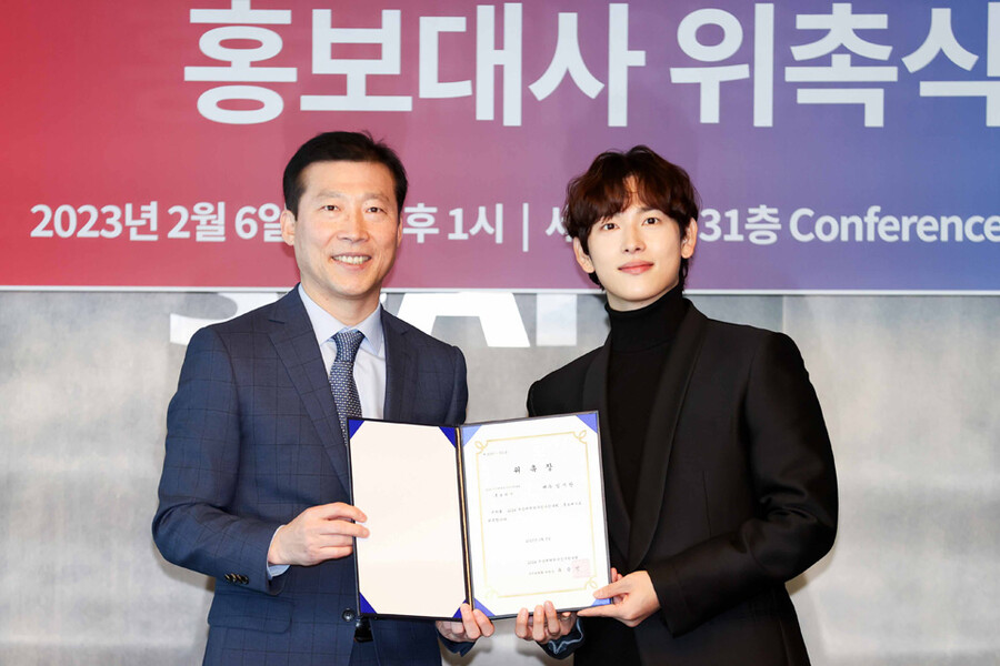 ▲ 위촉장을 주고받는 김택수 사무총장(왼쪽)과 임시완 배우 ⓒ대한탁구협회